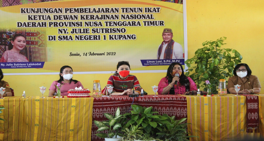 Bunda Julie Sutrisno Laiskodat Kunjungi Rumah Tenun Smansa Kupang